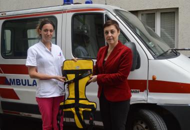 Kompanija Keprom službi hitne pomoći u Užicu uručila fiksator za bezbedan prevoz dece