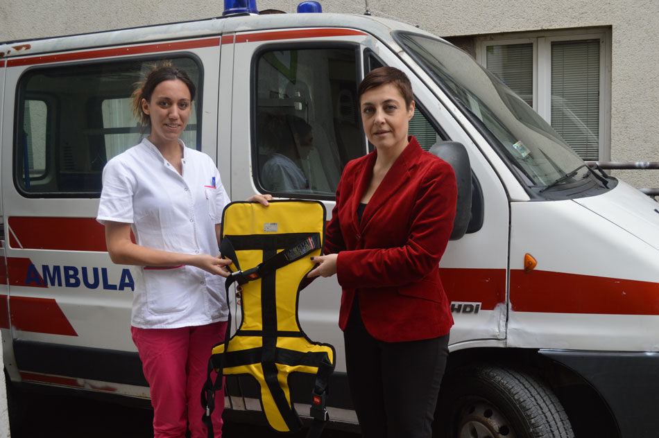 Kompanija Keprom službi hitne pomoći u Užicu uručila fiksator za bezbedan prevoz dece
